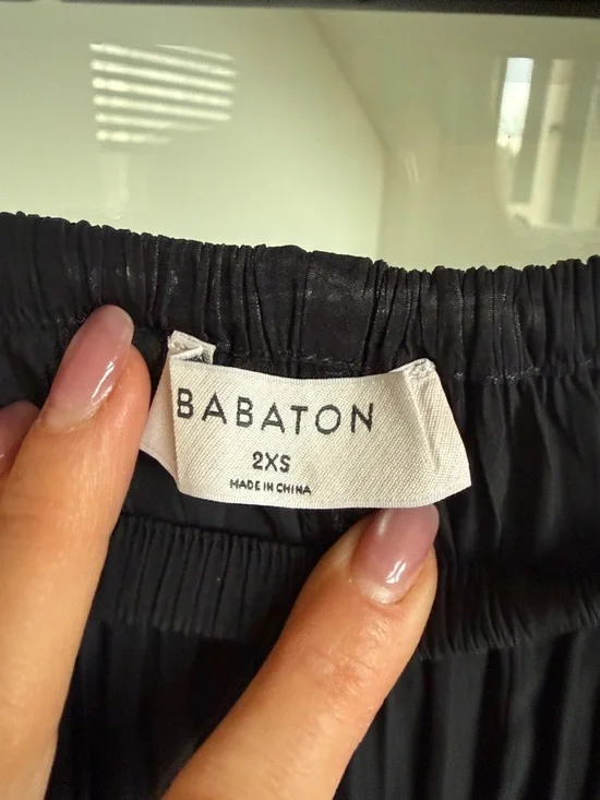 Babaton Black Pleated Wide-Leg Pants with Matching Sleeveless Crop Top - Picture 4 of 6